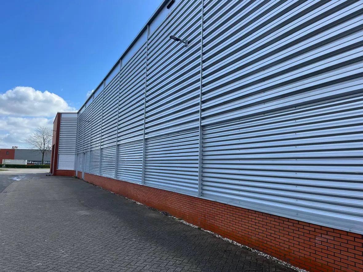 Schone industriële gevelbeplating na reiniging