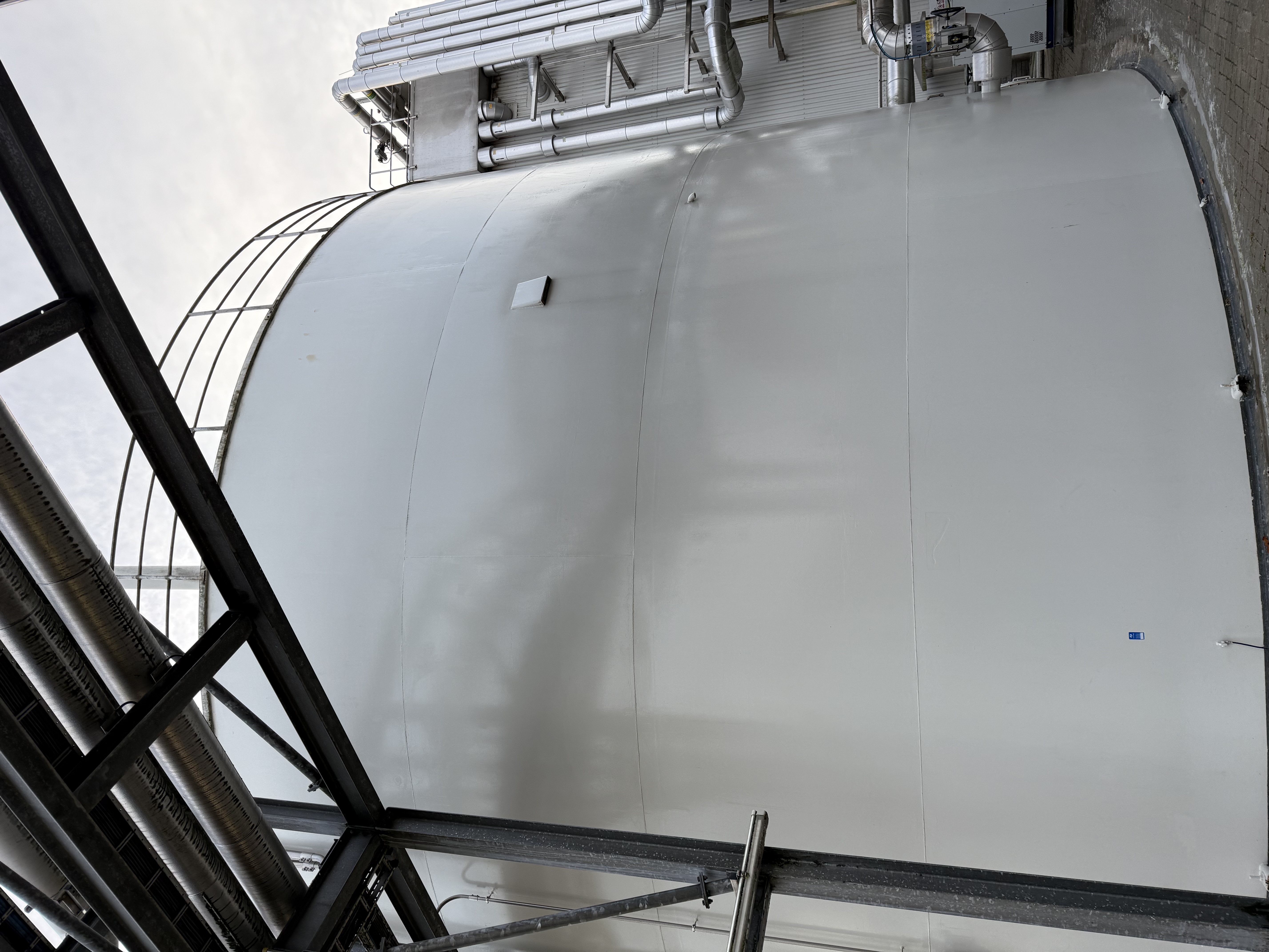 Schone industriële tank na reiniging