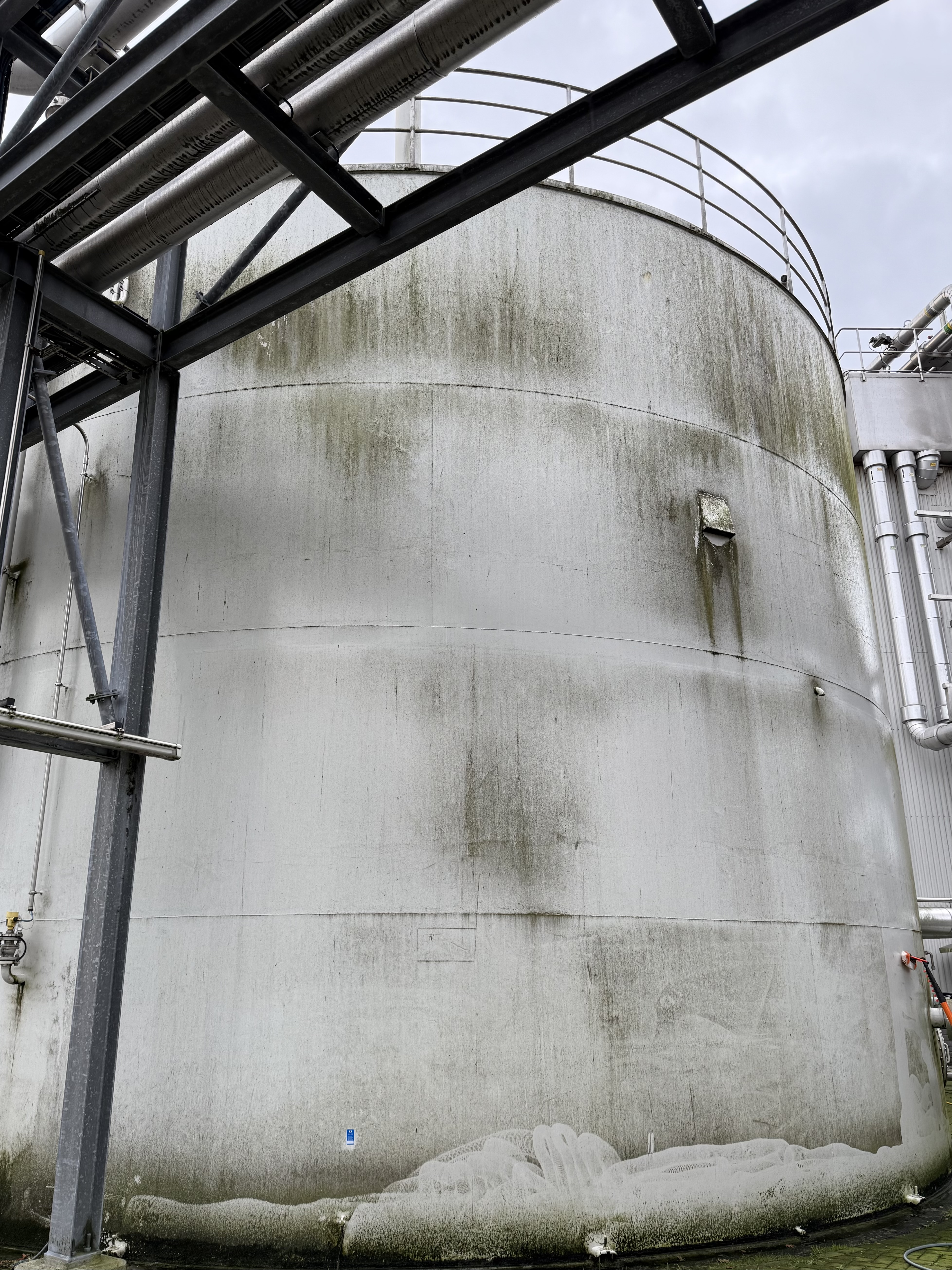 Industriële tank met zware groene aanslag vóór reiniging