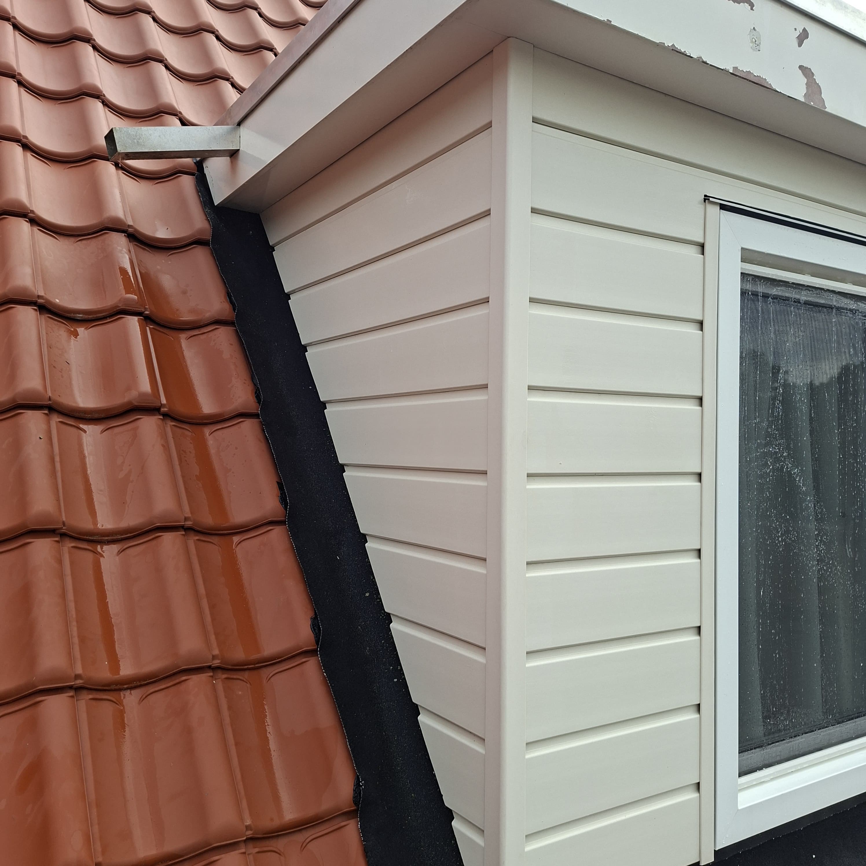 Schone kunststof dakkapelbekleding na reiniging