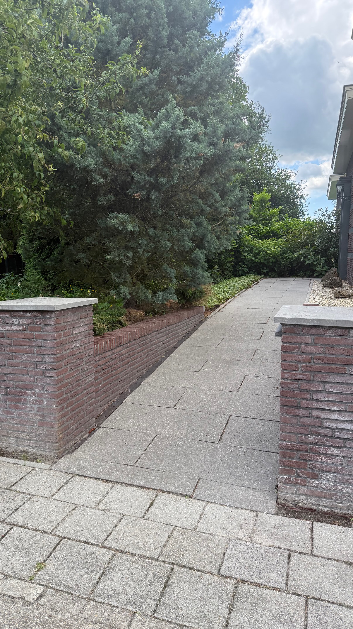Gereinigd looppad en oprit na reiniging
