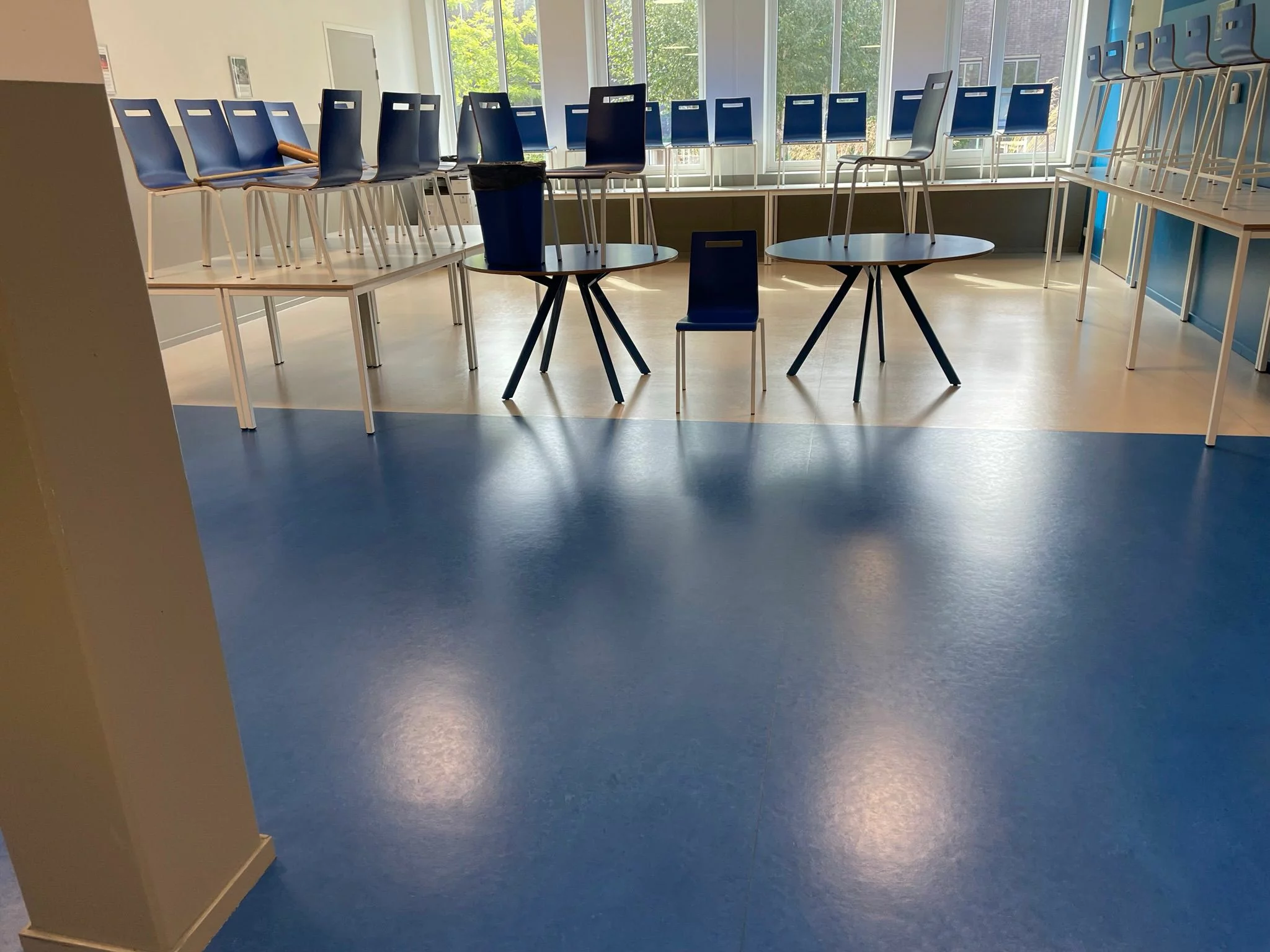 Heldere blauwe vloer in een lichte, intensief gebruikte ruimte