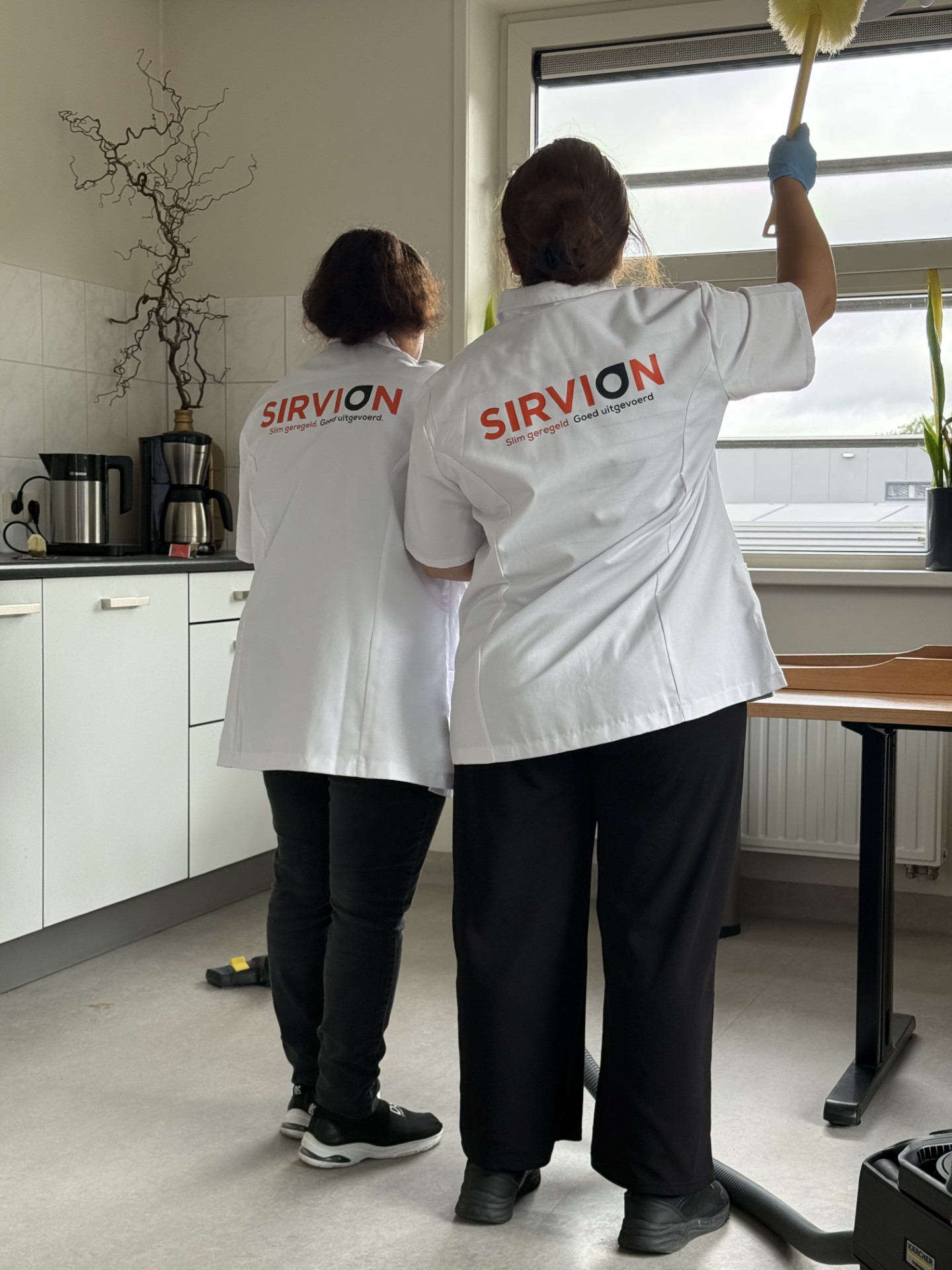 Sirvion-medewerker tijdens kantoorschoonmaak