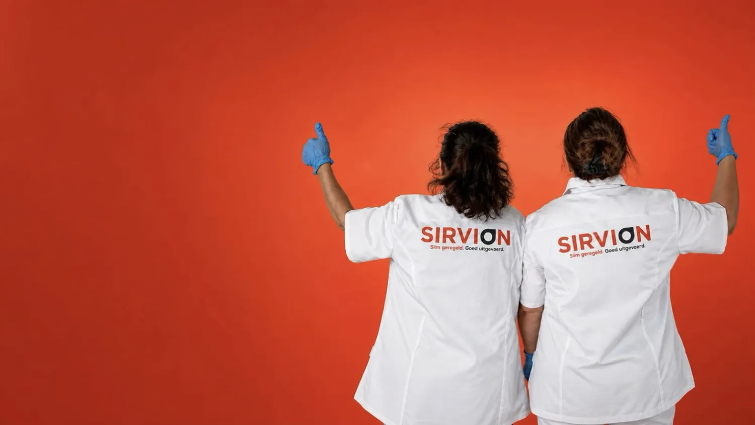 Sirvion-medewerkers in bedrijfskleding met zichtbaar logo