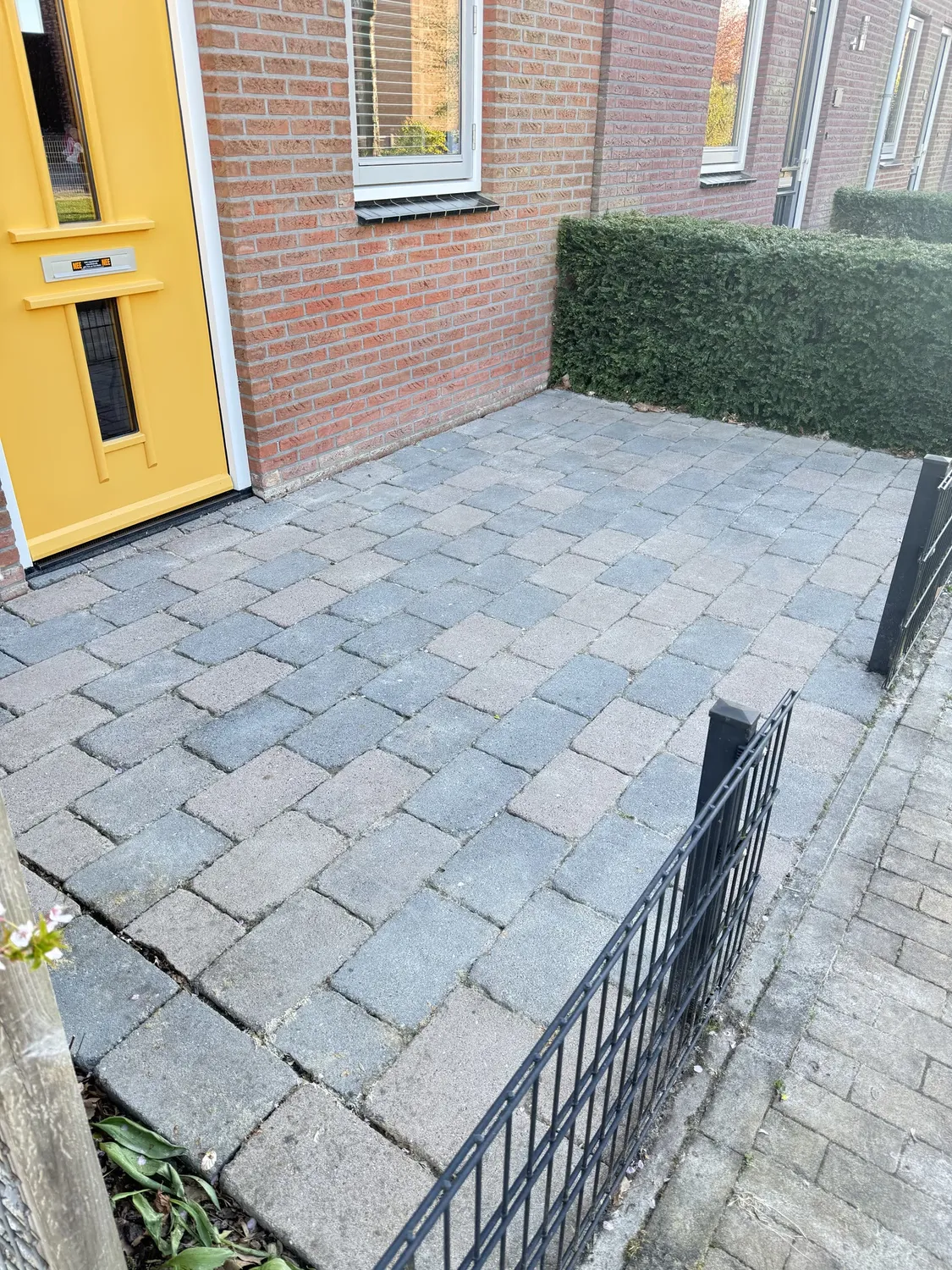 Schoongemaakte bestrating bij een woning